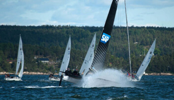 M32: Seilerne i katamaranen M32 hadde av og til sine utfordringer. M32: Seilerne i katamaranen M32 hadde av og til sine utfordringer.
