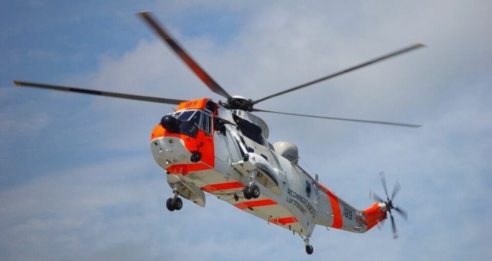 Redningshelikopter ble tilkalt i forsøk på å redde mannen som falt fra seilbåt ved Våge nord for Tysnes i Sunnhordland.
