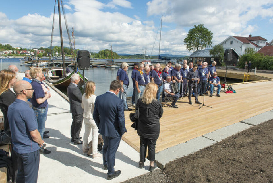 GOD BØR: Oslo Sjømannskor sang under åpningen, Askers ordfører og rådmann lytter og fembøringen «God Bør» ligger på plass i sin nye havn.