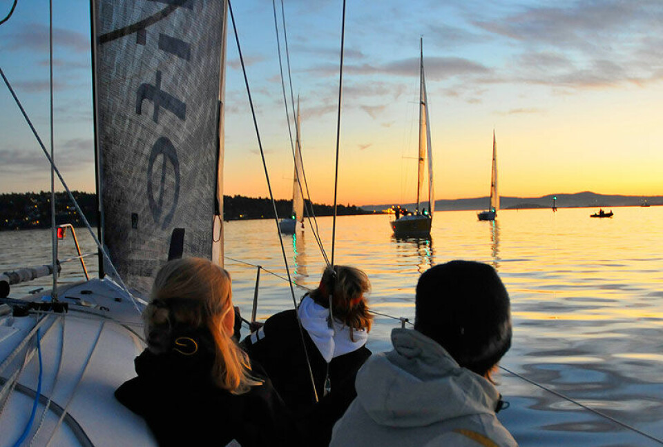 Det er flott på fjorden selv etter solnedgang. Første kryss på siste seilas.