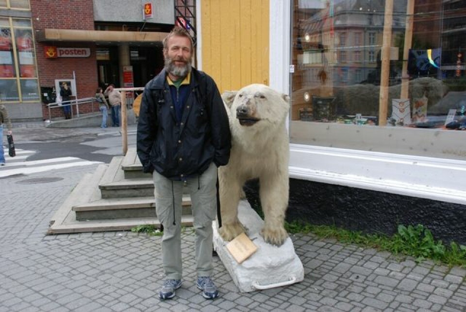 TURIST: Vell framme i Tromsø, måtte skipper Gisle selvsagt være ordentlig turist og bli fotografert ved siden av byens verdensberømte isbjørn.