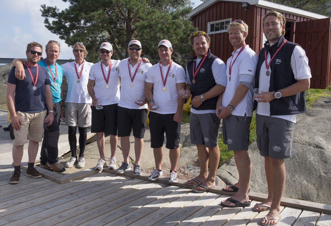 MEDALJEVINNERNE: Ni fornøyde medaljevinnere under NM i H-Båt: Fra venstre: Simen Rognerud, Truls Rognerud, Ketil Rivå, Jørn Winters, Atle Dreng, Lars Nilssen, Christian Løken, Petter Mørland Pedersen og Joachim Nærø. MEDALJEVINNERNE: Ni fornøyde medaljevinnere under NM i H-Båt: Fra venstre: Simen Rognerud, Truls Rognerud, Ketil Rivå, Jørn Winters, Atle Dreng, Lars Nilssen, Christian Løken, Petter Mørland Pedersen og Joachim Nærø.