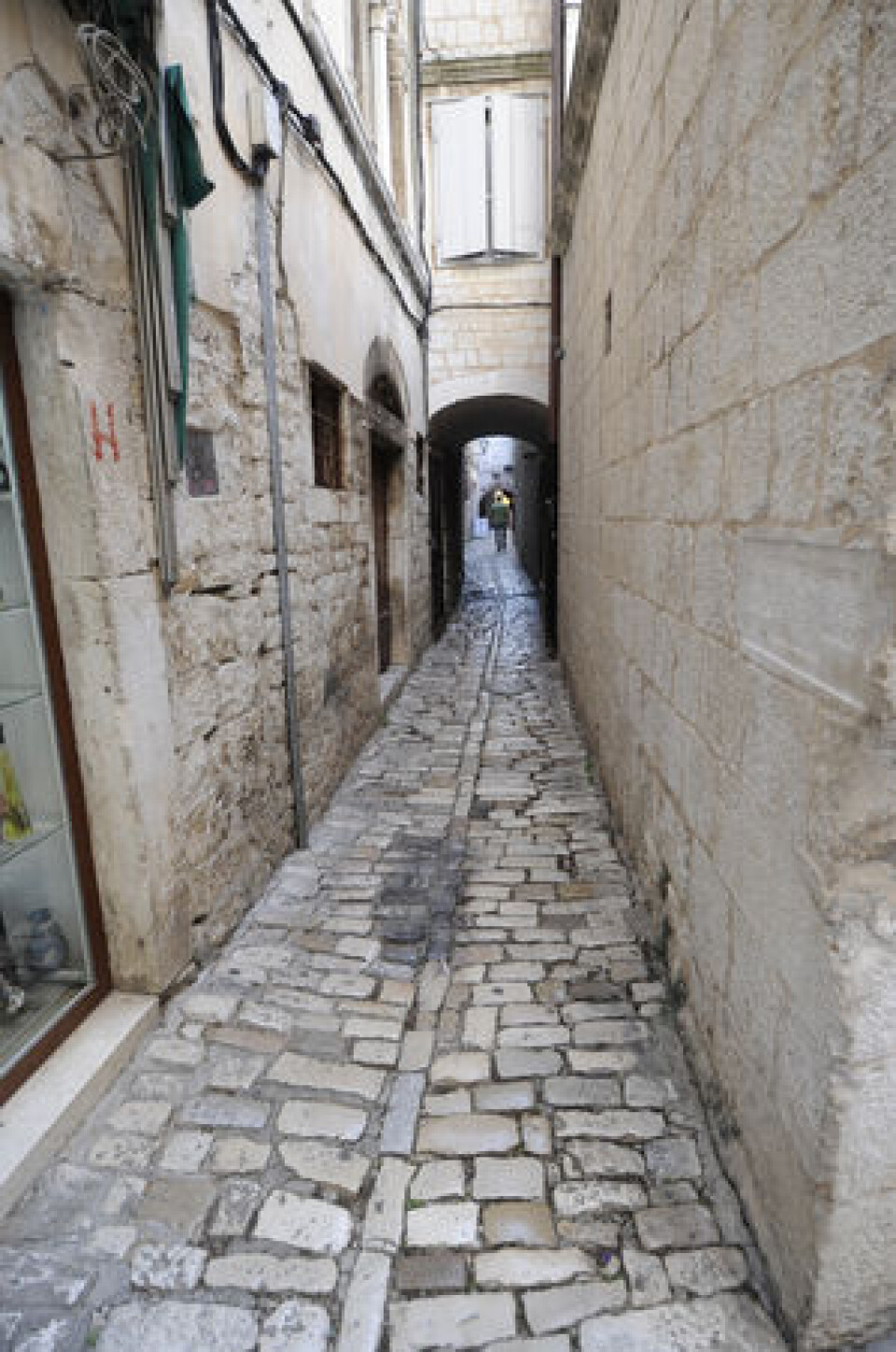 TRANGT: Gatene i gamlebyen i Trogir oser av historie og er så trange at du kan ta i husveggene på begge sider.