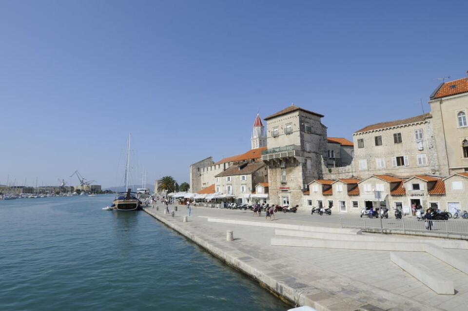 TROGIR: Gamlebyen i Trogir ligger på en liten øy. Vis á vis ligger en ACI-marina, men det fins også en nyere og etter sigende enda bedre marina litt lengre ut i innseilingen til byen.