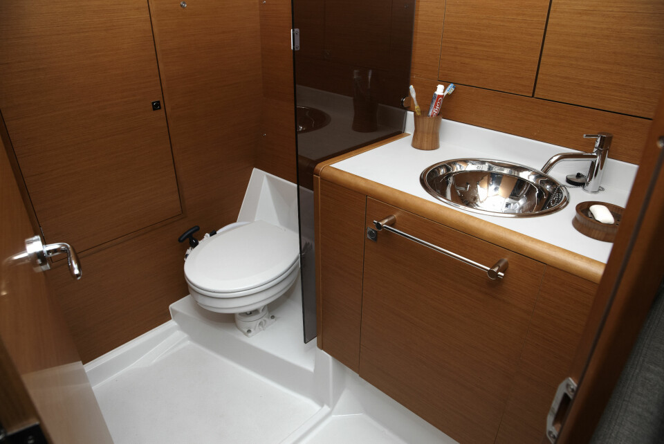 TOALETTET: Det er god plass på toalettrommet i prøvebåten med en lugar akter, mens det blir trangere om man velger å ha to. Det er dusj over selve toalettet.