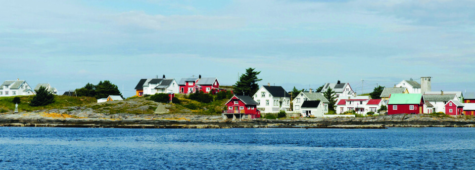 VERD ET BESØK: Både Nordre- og Søndre Bjørnsund er typiske for gamle fiskevær i Møre og Romsdal. Her står husene tett i tett. Begge havnene er verd å besøke.