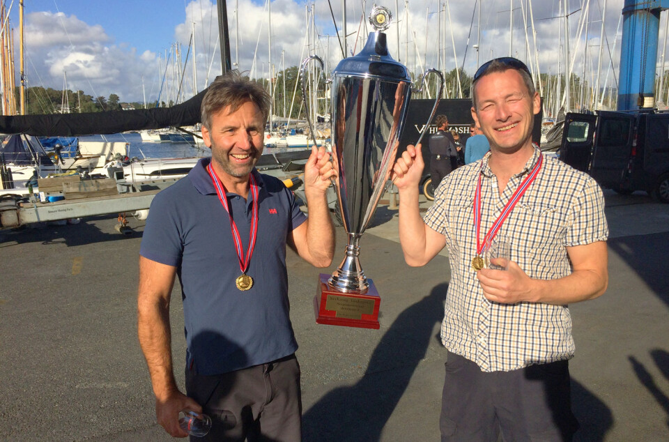 TOK POKALEN: Det ble både gullmedaljer og pokal på Karl-Einar Jensen og Magne Klann i NM i shorthanded-seiling. TOK POKALEN: Det ble både gullmedaljer og pokal på Karl-Einar Jensen og Magne Klann i NM i shorthanded-seiling.