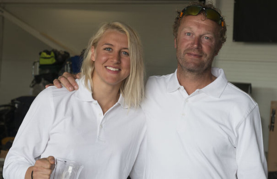 LEDER: Marthe Olsen er best av de kvinnelige shorthanded-seilerne i år. Her sammen med faren Truls etter 3. plass i Seapilot 2Star.