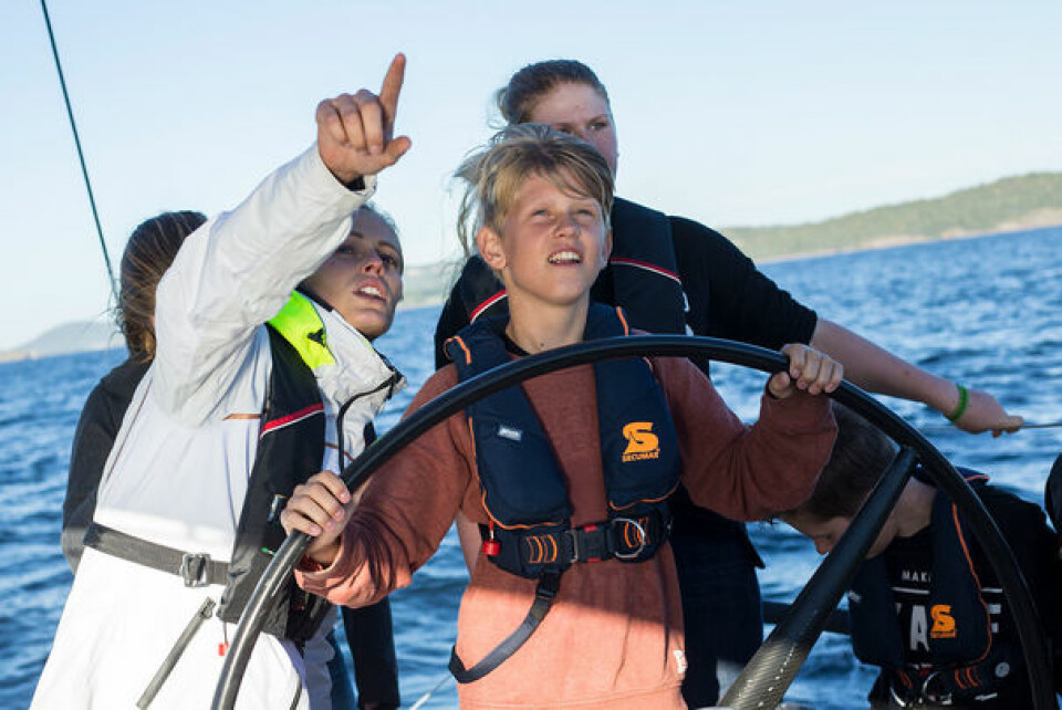 INSTRUERTE: 49er-seiler Helene Næss var med ut og instruerte de unge seilerne.
