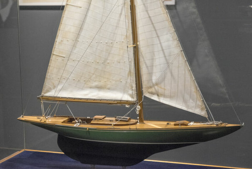 «SIRA»: En modell av kong Haralds 8-meter «Sira» var en del av utstillingen om kongelig seiling.