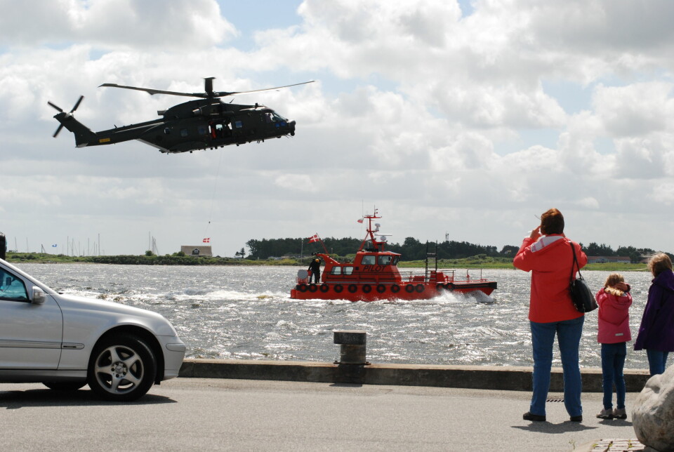 ØVELSE: Sjøredningstjenesten demonstrerer hvordan man henter nødstedte opp fra sjøen.