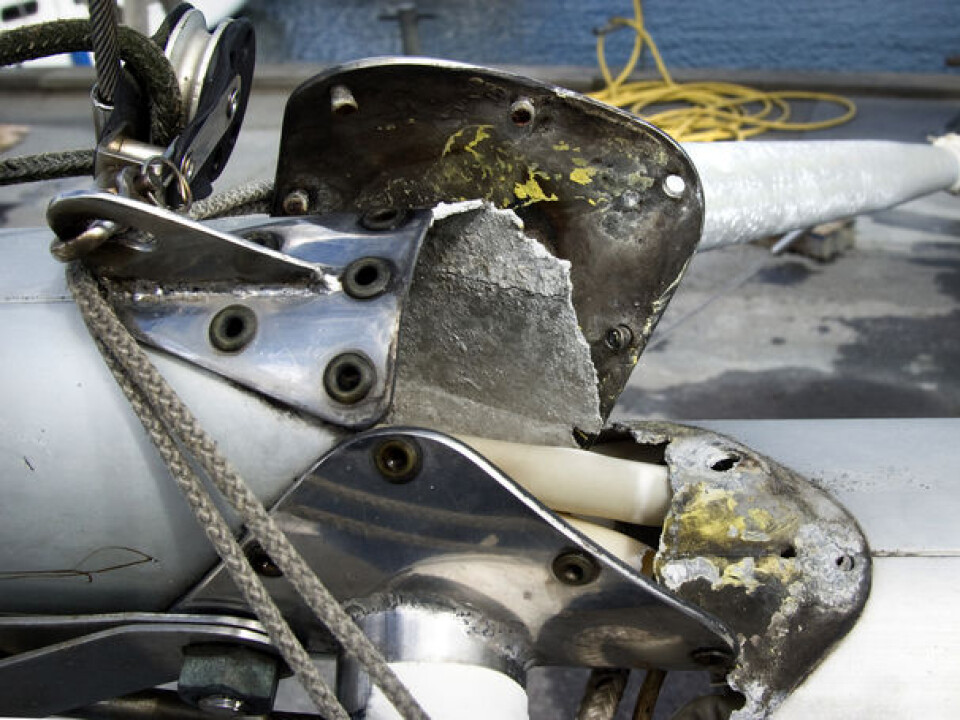 ISOLASJON: Det må isoleres mellom rustfritt stål og aluminium. Her er det openbart oppstått tæring mellom det rustfrie beslaget og popnaglene. ISOLASJON: Det må isoleres mellom rustfritt stål og aluminium. Her er det openbart oppstått tæring mellom det rustfrie beslaget og popnaglene.