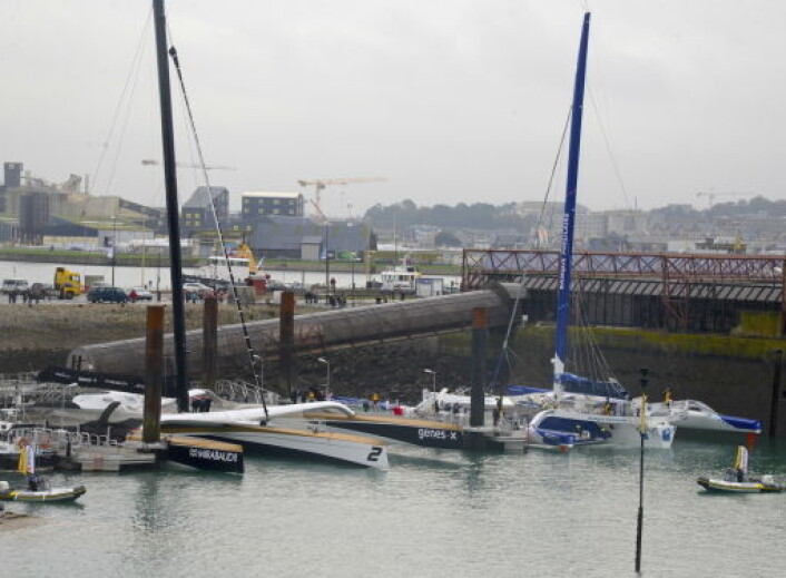GIGANTER: Spindrift og Banque Populair er for store for å komme inn i havnen i Saint-Malo.