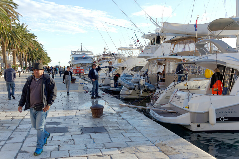 POPULÆR: Hvar by er en av de hippeste sommerhavnene langs Adriaterhavet. Heller ikke utpå høsten er det mangel på yachter og velstående turister, men stemningen er avslappet og tilbakelent.