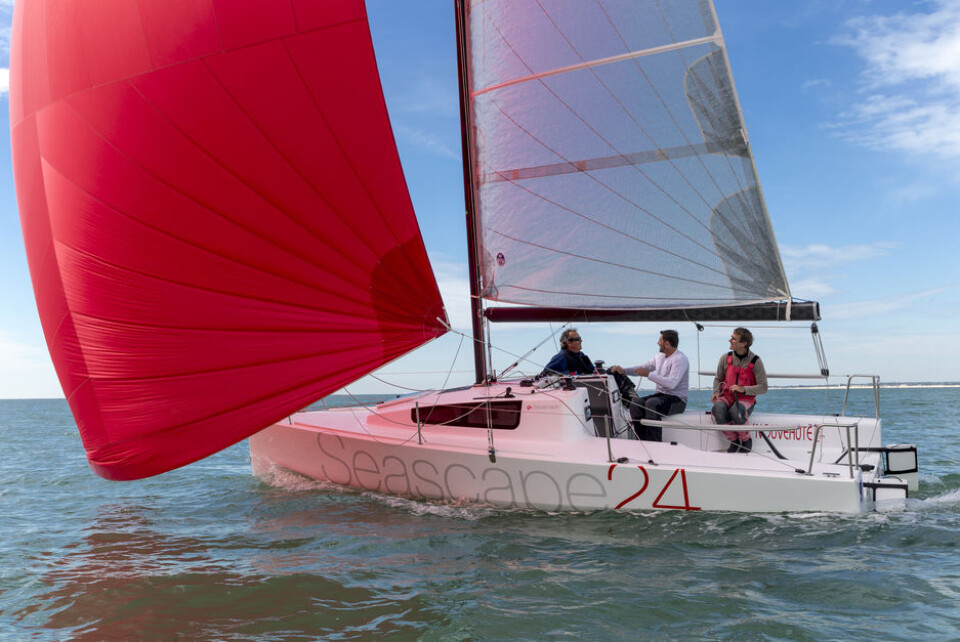 MODERNE: Seascape 24 kommer standard med mast av karbonfiber. Båten er rask i lett vind. I forhold til 27-foteren er båten raskere på kryss/lens-baner. MODERNE: Seascape 24 kommer standard med mast av karbonfiber. Båten er rask i lett vind. I forhold til 27-foteren er båten raskere på kryss/lens-baner.