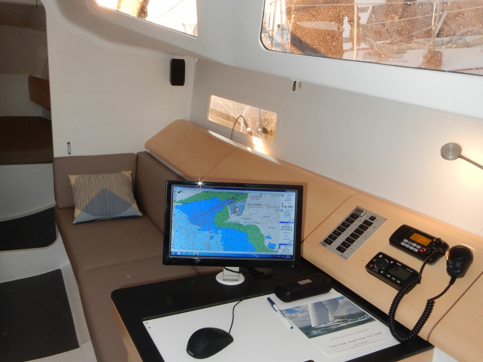 NAVIGASJON: Kartbord må med. Prøvebåten har stasjonær PC for navigasjon.