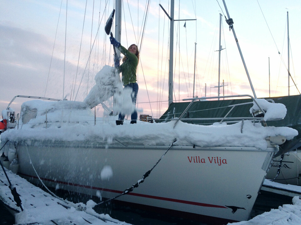 VINTER: Fordelen med å måke en båt, er at man kan skuffe snøen rett ut i havet.