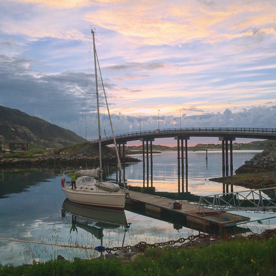 HUS PÅ TUR: Det er fint å kunne reise på sommerferie med hjemmet sitt. Her ligger båten til kai mellom Sommarøy og Hillesøy i Troms.