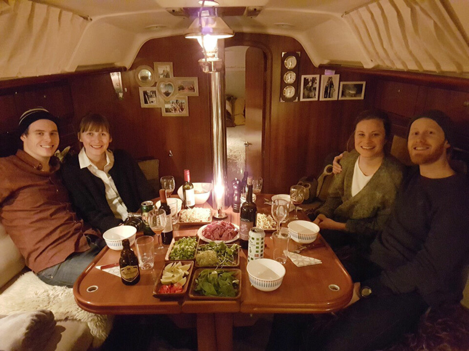PÅ BESØK: Gode venner på middagsbesøk i båten. F.v. Lars Johnsgård Jensen, Marie Eldjarn, Sunniva Lorås og Erik Kjøren.