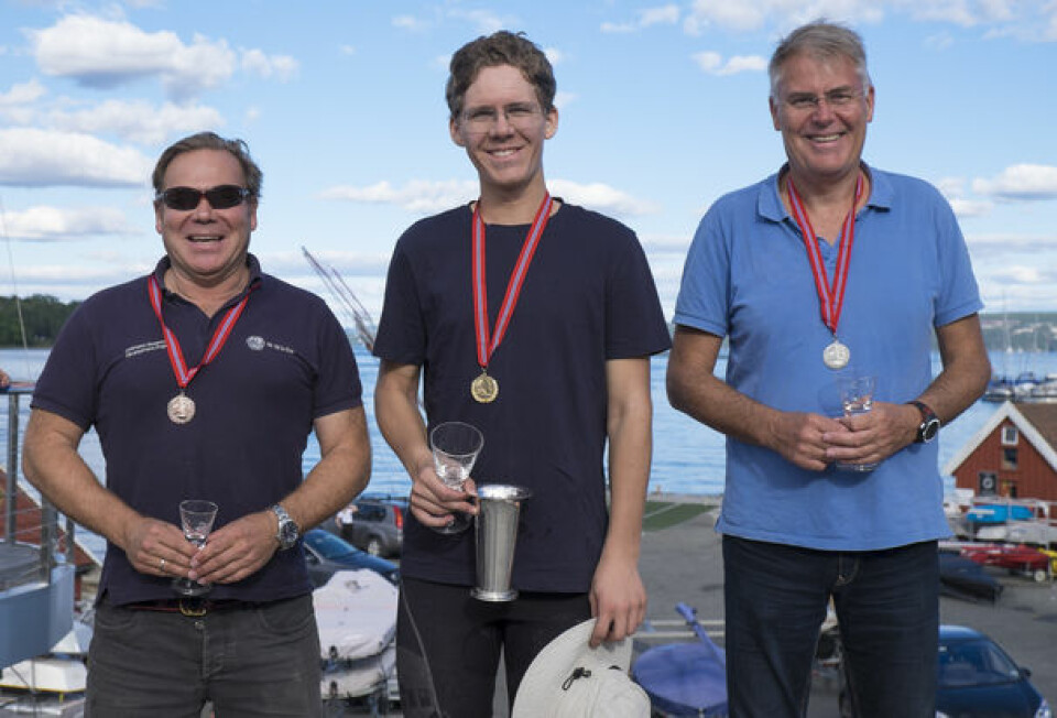 NM I 2016: Tre medaljører i Finnjolle på pallen; fra venstre Tore Glen Berg, Lars Johan Brodtkorb og Reidar Fosse.