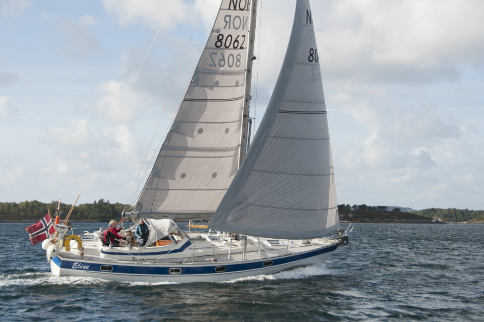 TRIVES BEST I BLEST: Hallberg-Rassy 352 er en båt som yter sitt beste når det friskner litt på. Anne Elise og Erik Tjemslands «Elise» har det høye rigg-alternativet, og det gjør at båten heller ikke er «helt håpløs» i lite vind.