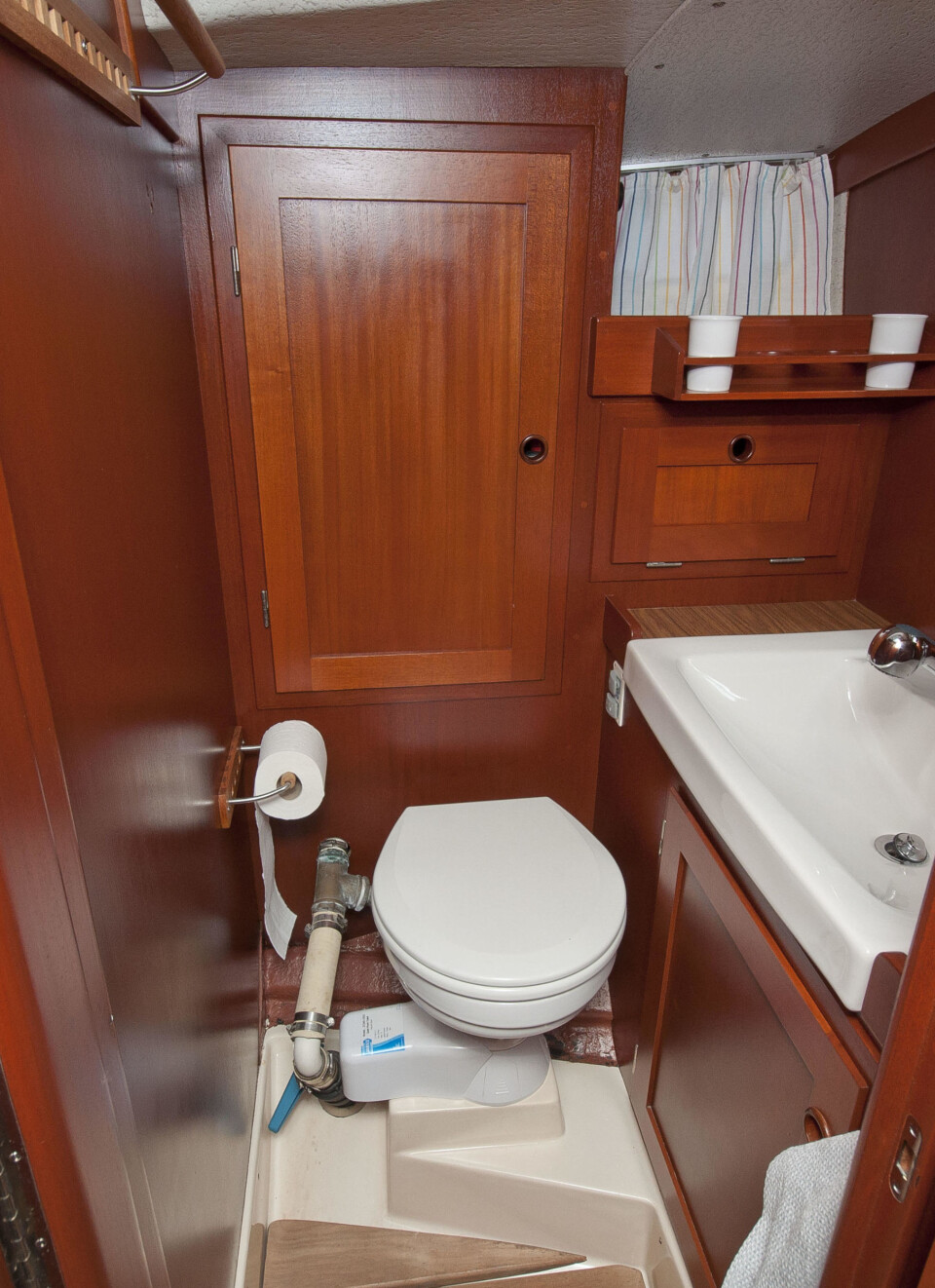 TOALETT: Det separate badet er overraskende romslig. TOALETT: Det separate badet er overraskende romslig.
