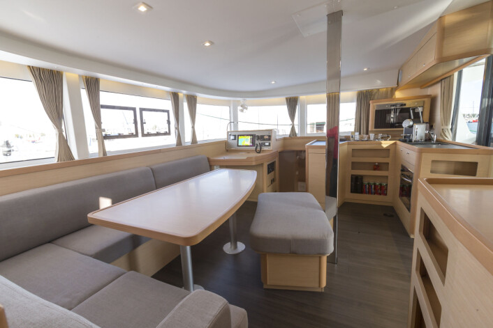 SALONG: Lagoon 42 er blitt hyggelig under dekk. Salongen gir sitteplass til mange, med super utsikt. Mastestøtten er et minus. SALONG: Lagoon 42 er blitt hyggelig under dekk. Salongen gir sitteplass til mange, med super utsikt. Mastestøtten er et minus.