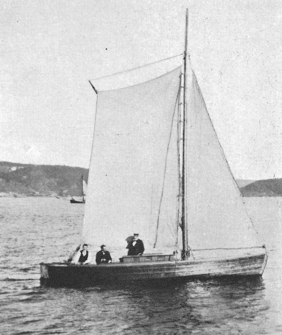«URD»: Alfred Larsens første båt var «Urd», som var konstruert og bygd av Søren Gudmundsen i Vollen i Asker. Gudmundsens snekkerverksted fra 1800-tallet er restaurert og ble innviet i april 2017.