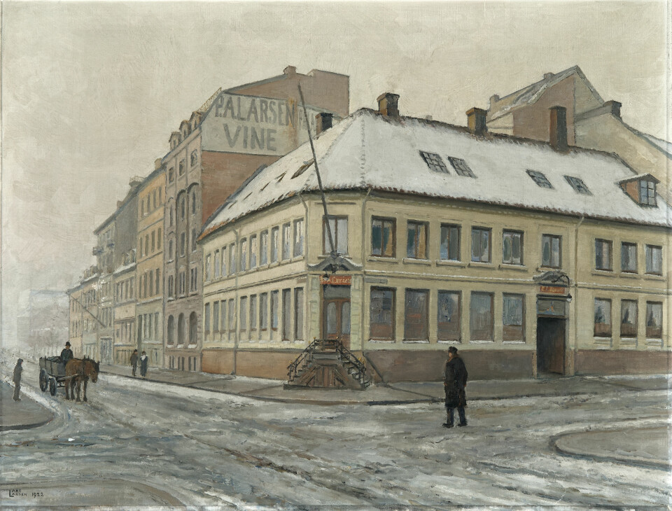 «URD»: Inngangsdøren og trappen til Alfred Larsens gamle gård på hjørnet av Rådhusgata og Skippergata i Oslo eksisterer fortsatt. Bildet er malt av Lars Larsen i 1922.