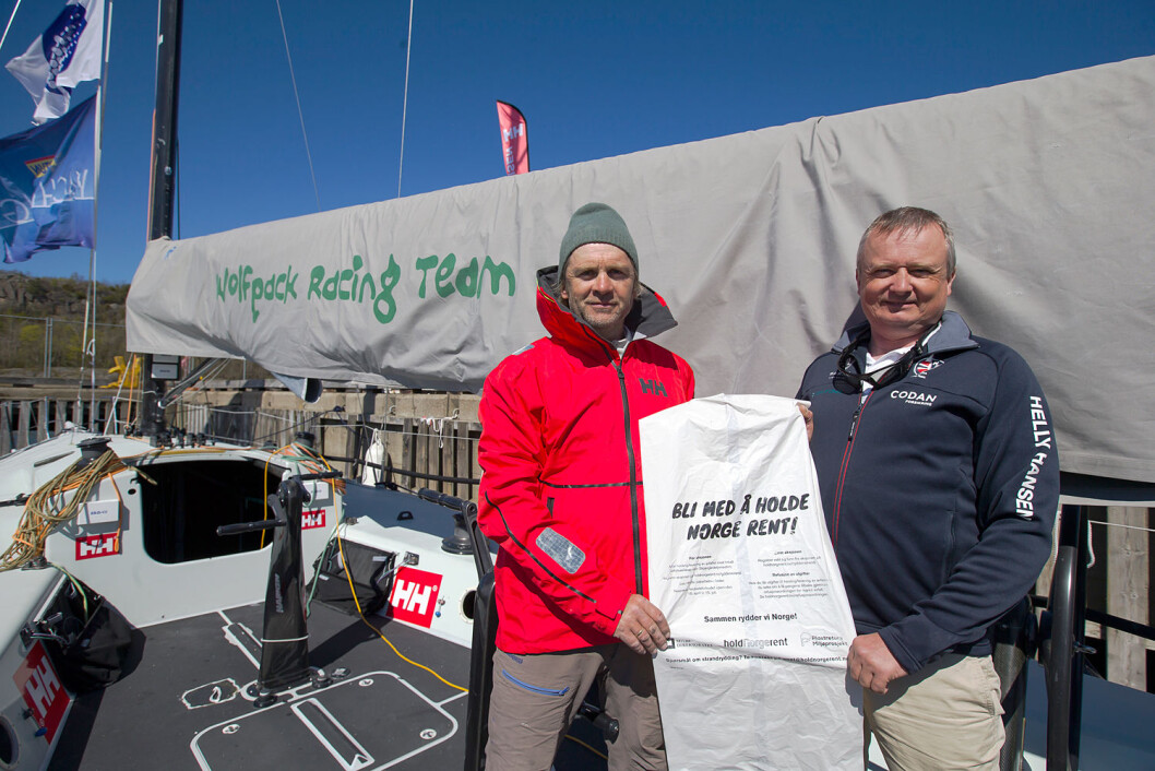 HOLD HAVET RENT: Thomas Nilsson (t.v.) i Wolfpack Racing og Jon Amtrup i Norges Seilforbund vil samarbeide om å holde havet rent. HOLD HAVET RENT: Thomas Nilsson (t.v.) i Wolfpack Racing og Jon Amtrup i Norges Seilforbund vil samarbeide om å holde havet rent.