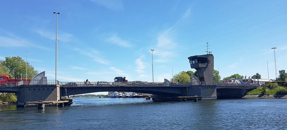 BROEN: Et av spenningsmomentene under Færderseilasen blir trafikkavviklingen over og under broen i Tønsberg.