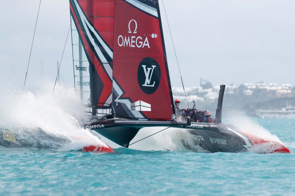 RASK. New Zealand startet seilasen med 44 knop. RASK. New Zealand startet seilasen med 44 knop.