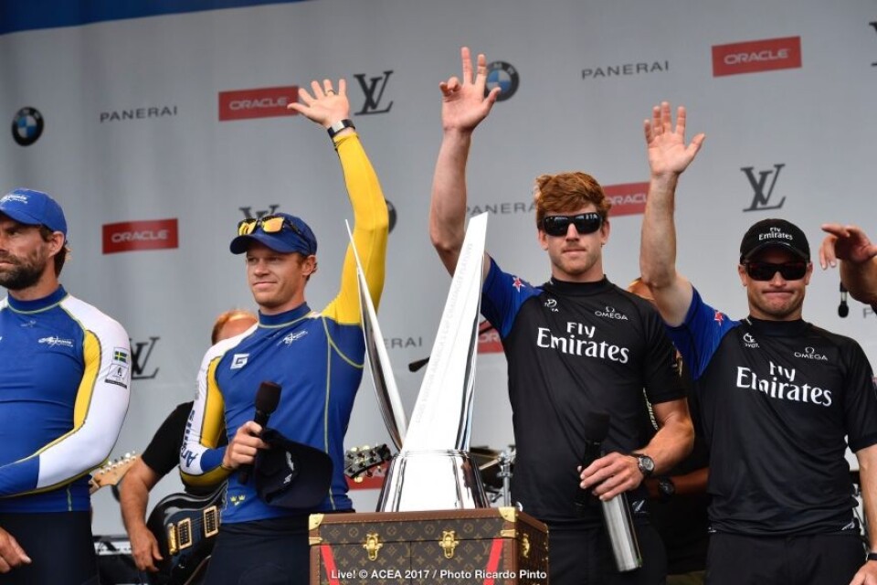 Artemis og Emirataes Team New Zealand før finalen.