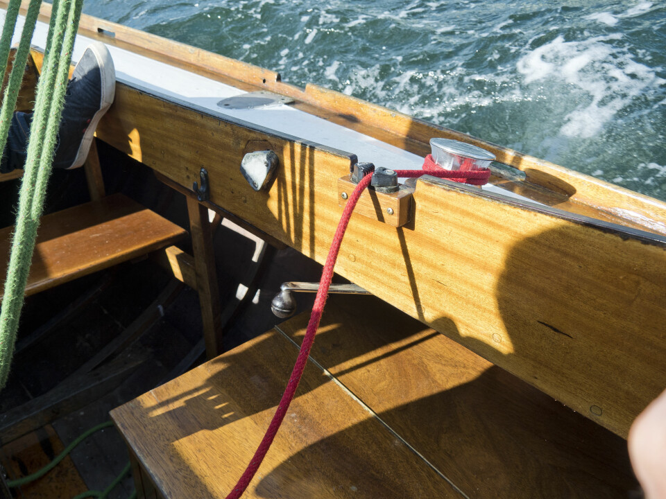 VINSJ: Båten er utstyrt med originale vinsjer med håndtaket under dekket.