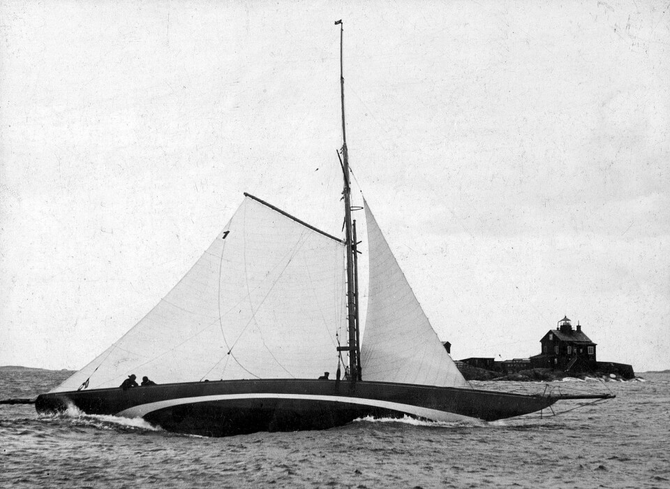 SKUM III: Å bygge 12 mR «Skum III» var et av Jac M. Iversens største oppdrag. Båten ble bygd til Europauken i 1914 etter Charles Ernest Nicholsons tegninger.