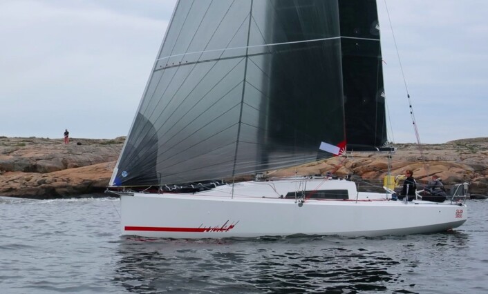 RASK: Sunfast 3600 er et typisk eksempel på en moderne havseiler. En båt med stor cockpit, lav vekt og som planer på slør. RASK: Sunfast 3600 er et typisk eksempel på en moderne havseiler. En båt med stor cockpit, lav vekt og som planer på slør.