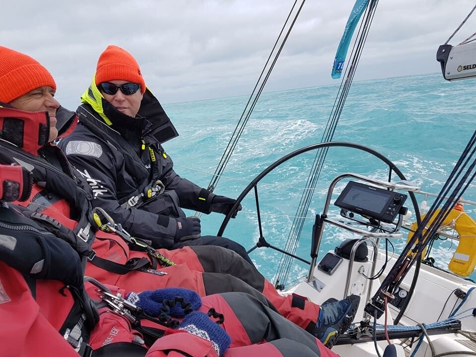 VESTOVER: Morten Nissen-Lie styrer «Storm» mot Shetland på første etappe. VESTOVER: Morten Nissen-Lie styrer «Storm» mot Shetland på første etappe.