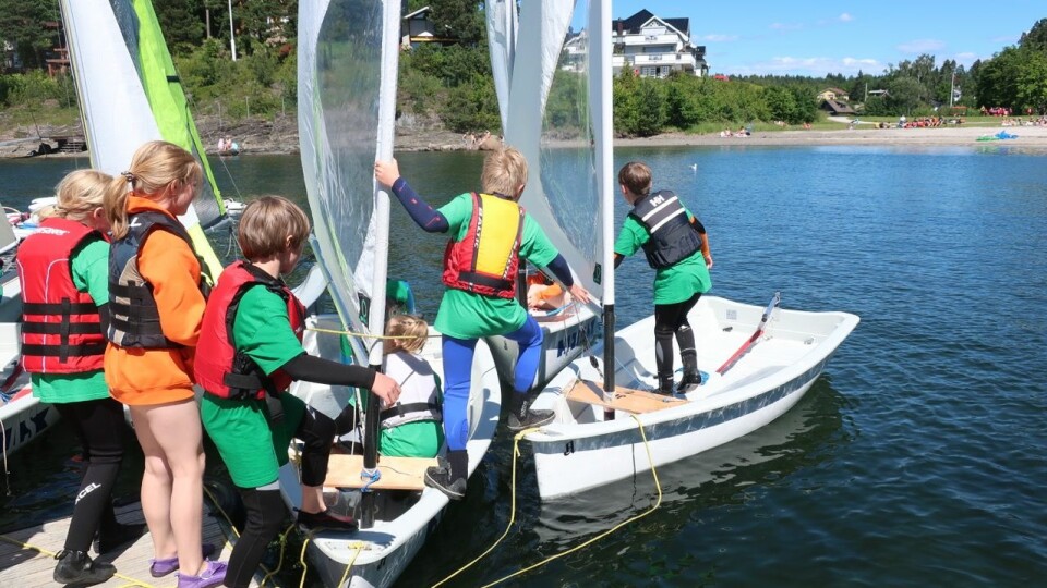 VIND: Windsurfing, seiling og bading, samt livredningskurs står på programmet på Nesøya.