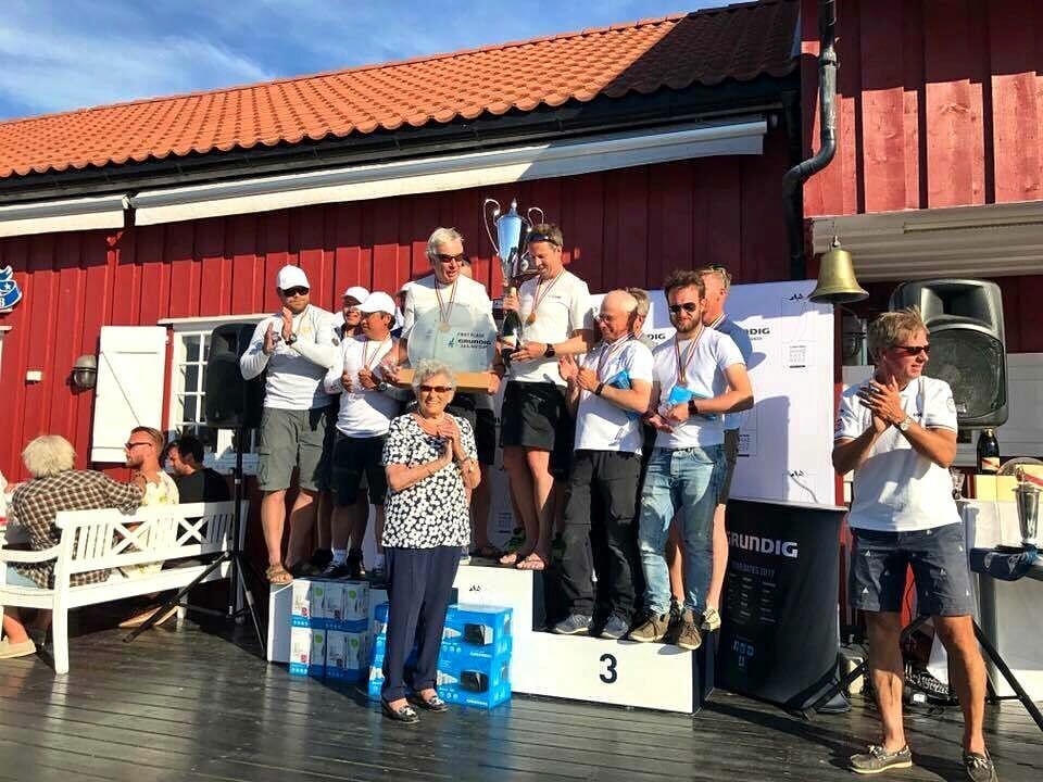 PALLEN I J/70: HKH prinsesse Astrid delte ut premiene under Grundig Hankø Race Week.