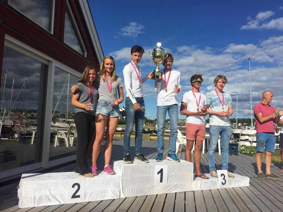 PALLEN i 29ER: Mathia Berthet og Alexander Franks-Penty vant gull i 29er. Sølvet gikk til Emilie Dahl Andersen og Maren Edland. Bronse til AlexanderHylen Klippenberg og Jeppe Nilsen.