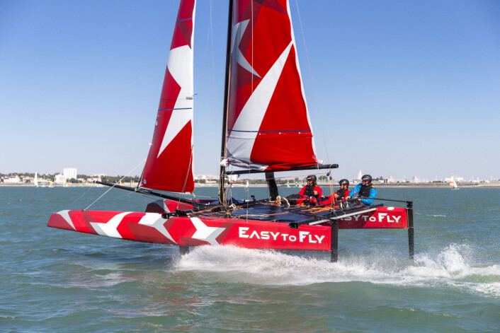 FOILING: Easy to Fly skal være enkel å foile. Vi seilte båten i fjor, og var det var med proffe. FOILING: Easy to Fly skal være enkel å foile. Vi seilte båten i fjor, og var det var med proffe.