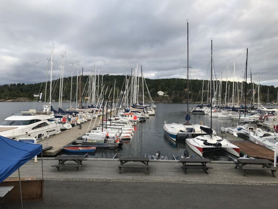 KONFLIKT: Regattaseilere kan oppleve å få båten låst fast i brygga om de ikke har lest seilingsbestemmelsene.