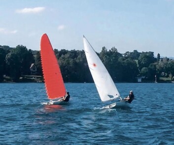 TEST: Laser med vingseil ble testet mot en med konvensjonell rigg. Testresultatene var så gode at riggen ble utviklet videre. TEST: Laser med vingseil ble testet mot en med konvensjonell rigg. Testresultatene var så gode at riggen ble utviklet videre.