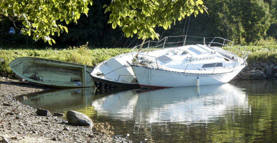 IDYLL: To båter mistet dreggfestet og havnet på grunn nær en badestrand. Båtene hadde en eier som fikk lagt dem i bøye.