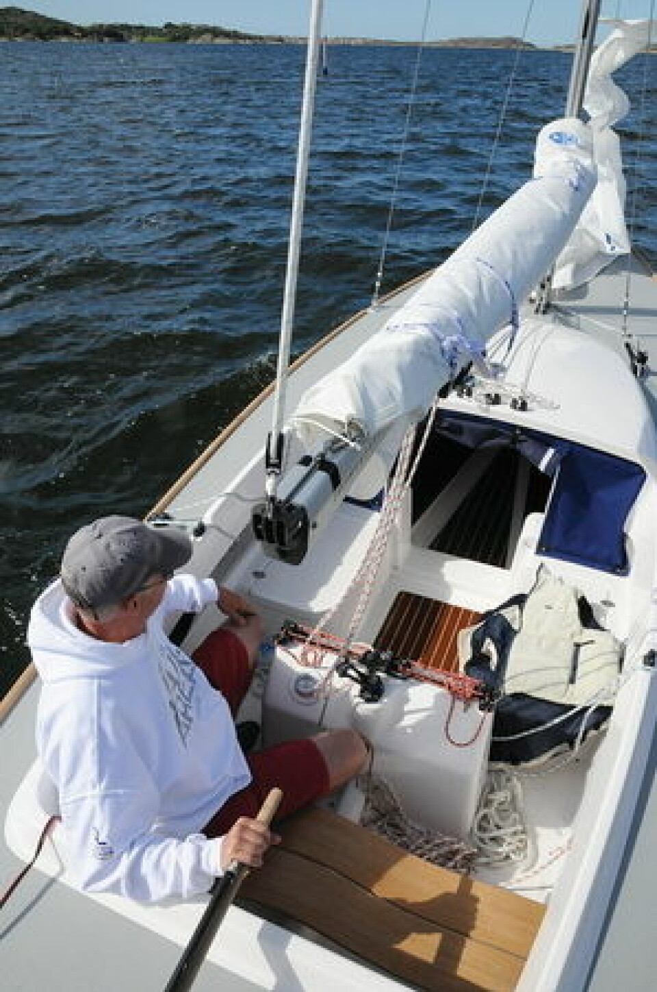 COCKPIT: Konsollen med løygangen stjeler plass i cockpiten. Det er naturlig å sitte oppå ripa og styre når båten krenger, ikke i brønnen.