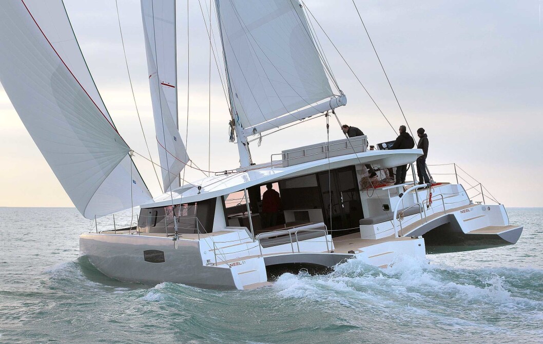 TRIMARAN: Neel 51 er en turseiler med tre skrog. Den krnger mer enn enn katamaran, men ikke så mye som en enskrogsbåt. TRIMARAN: Neel 51 er en turseiler med tre skrog. Den krnger mer enn enn katamaran, men ikke så mye som en enskrogsbåt.