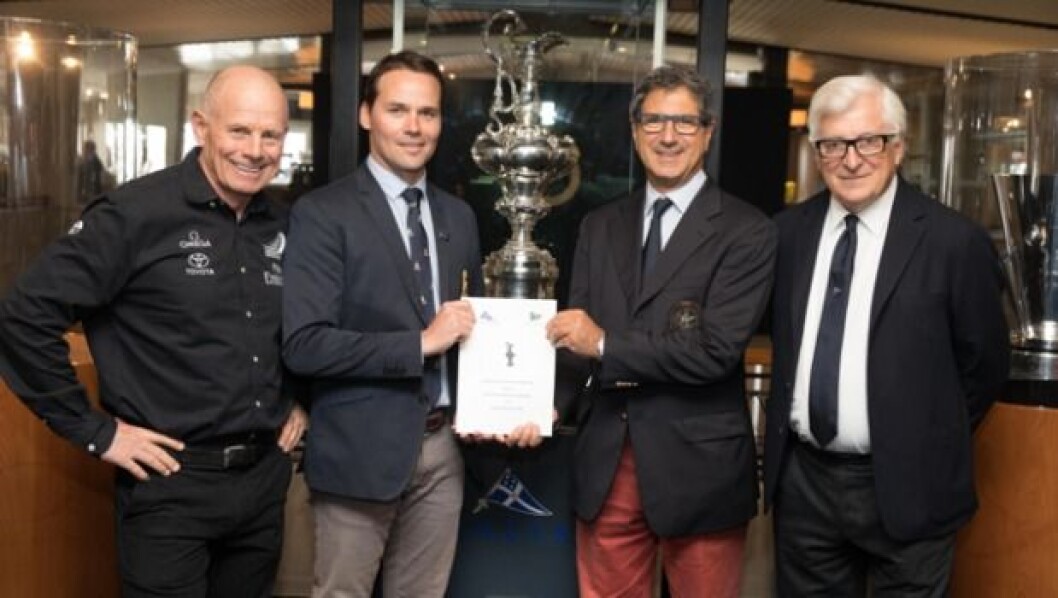 America's Cup forsvarer og utfordrer presenterer reglene. America's Cup forsvarer og utfordrer presenterer reglene.
