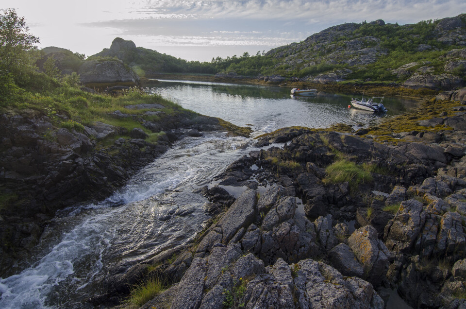 Norges korteste: Norges trolig korteste elv renner fra Straumsvantnet og ut i Vestfjorden i Lofoten. Norges korteste: Norges trolig korteste elv renner fra Straumsvantnet og ut i Vestfjorden i Lofoten.