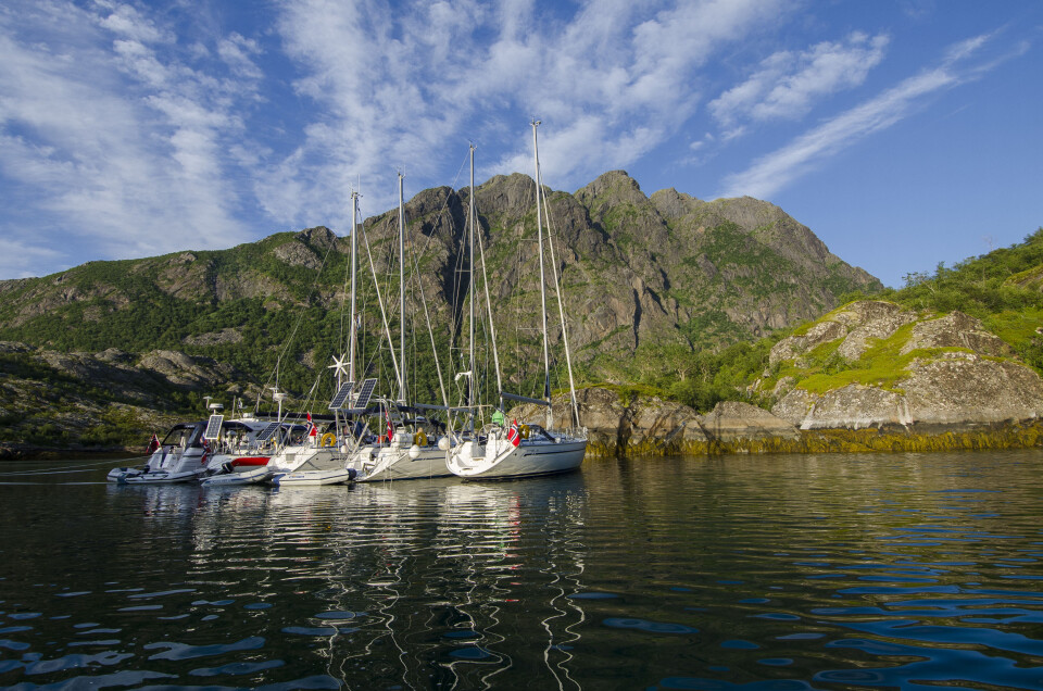 Fortøyningsplass: Den beste fortøyningsplassen er å fortøye i Hamarøy og den lille øya innerst i bukten. Da svever man problemfritt opp og ned med tidevannet. Fortøyningsplass: Den beste fortøyningsplassen er å fortøye i Hamarøy og den lille øya innerst i bukten. Da svever man problemfritt opp og ned med tidevannet.