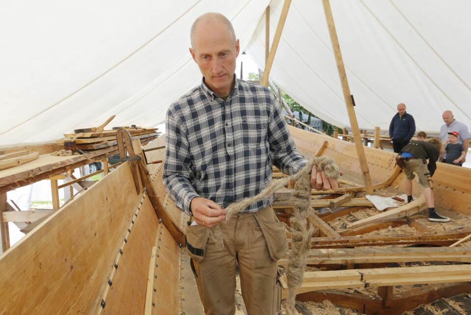 ERFAREN TREBÅTBYGGER: Jan Vogt Knutsen sørger for at Klåstadskipet i  størst mulig grad blir bygd slik vikingene bygde skipene sine.
